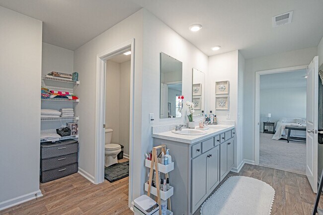 Building Photo - Spacious 4 bed, 2.5 bath Home with Neighbo...
