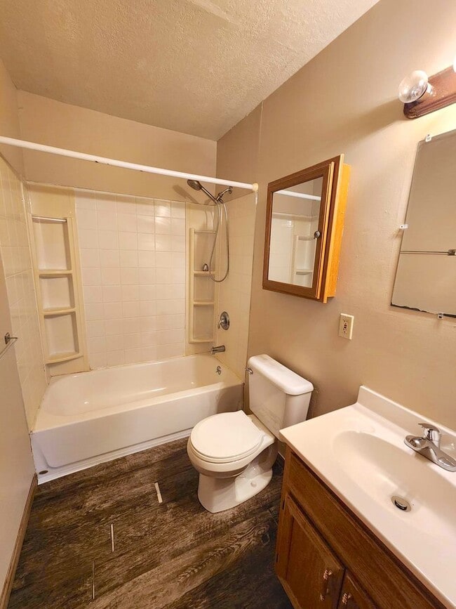 Building Photo - Easy Access to Shopping and Highway!