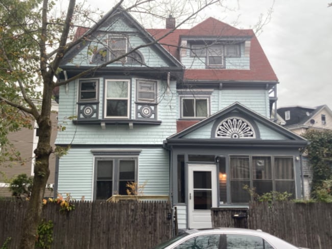 Building Photo - 2 Marlowe St