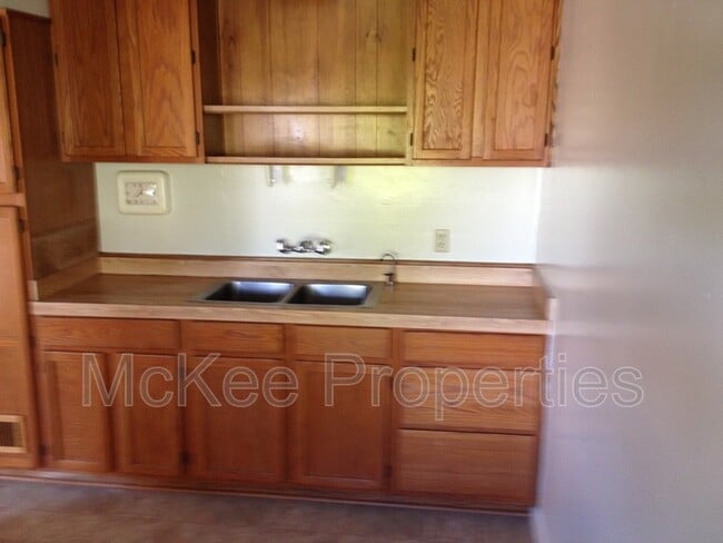 Building Photo - 6188 Stanley Dr