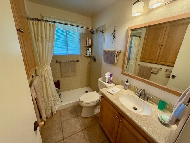 Building Photo - Unbelievable Lakewood Home