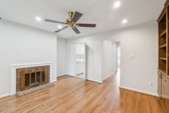 Building Photo - Wonderful, 4 level Arlington Brick townhome!