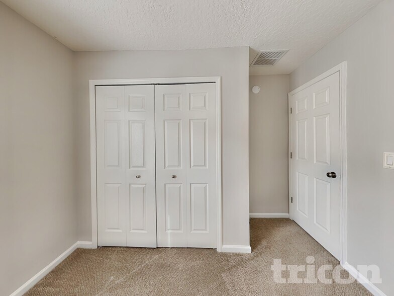 Building Photo - 2450 Creekfront Dr