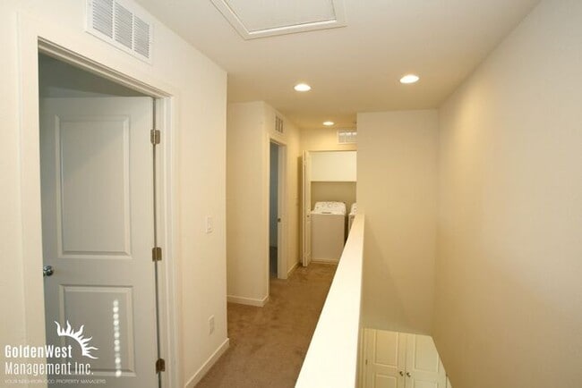 Building Photo - Modern 3Bdm 2.5Ba Two-Story Home in the Heart of Las Vegas
