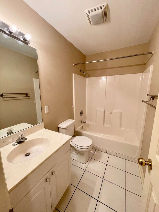 Building Photo - Duplex Apartment Close to Downtown Bluffton!