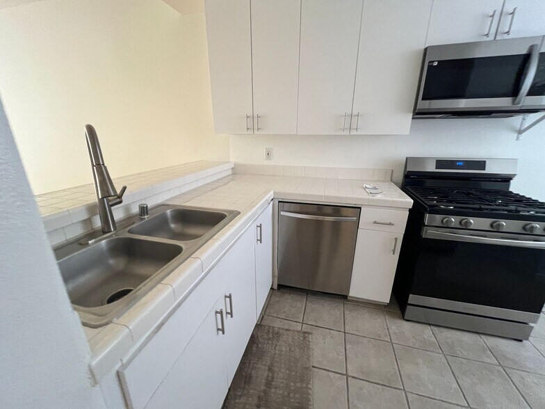 Interior Photo - 16117 Sunset Blvd