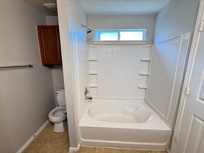 Building Photo - Nice 3 bedroom 2 Bath One Story Home..Avai...