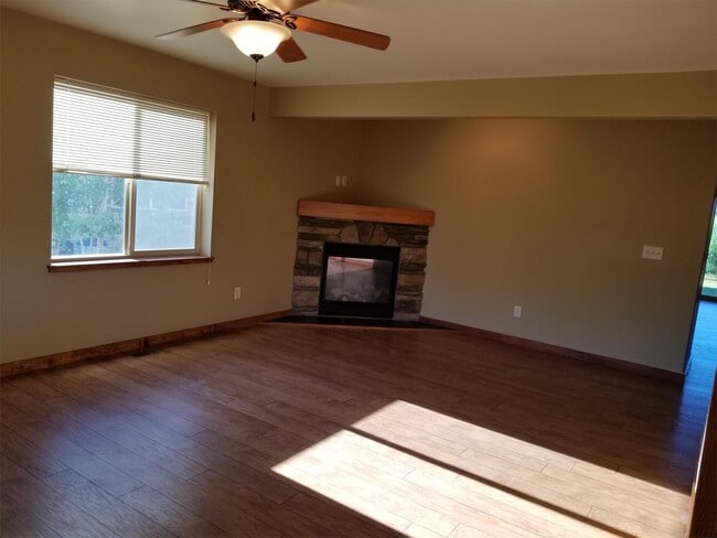 Building Photo - 202 Dogwood Dr