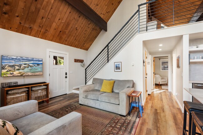 Building Photo - 319 Pine St