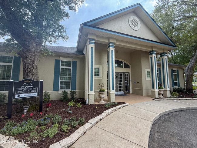 Building Photo - 13700 Richmond Park Dr N
