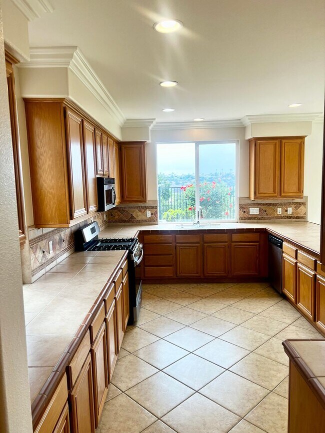 Building Photo - Stunning 4br + Den located on a view lot i...
