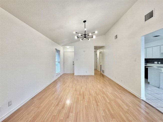 Building Photo - 1423 W Braker Ln