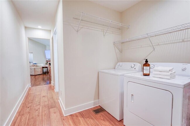 Building Photo - 3076 McCully Dr NE