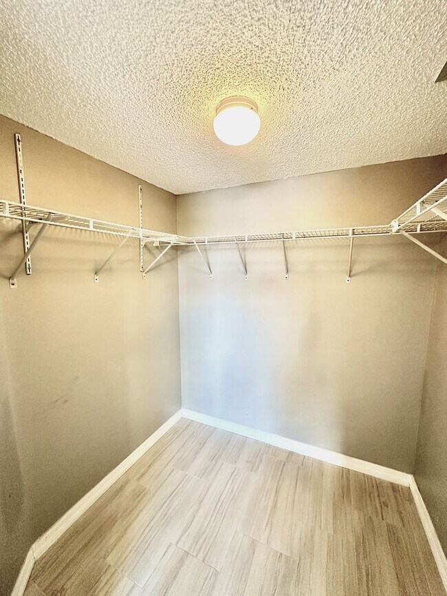 Building Photo - ** EMERALD LAKES ** 2 BED / 2 BATH CONDO -...