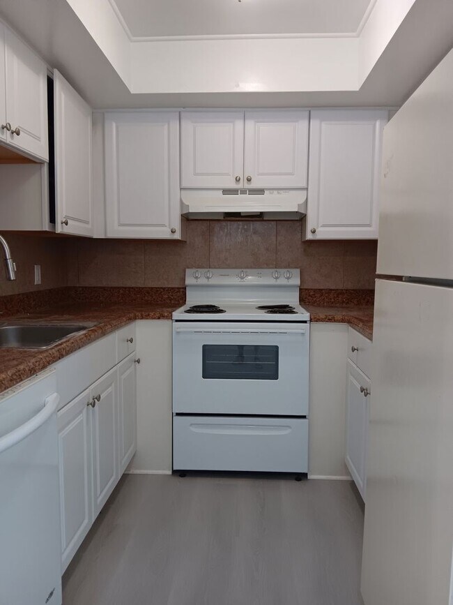 Building Photo - Remodeled apartment, dishwasher, on-site l...