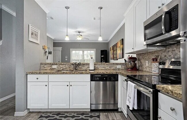Building Photo - "Charming 1-Bedroom Retreat in Prime College Station Location!"