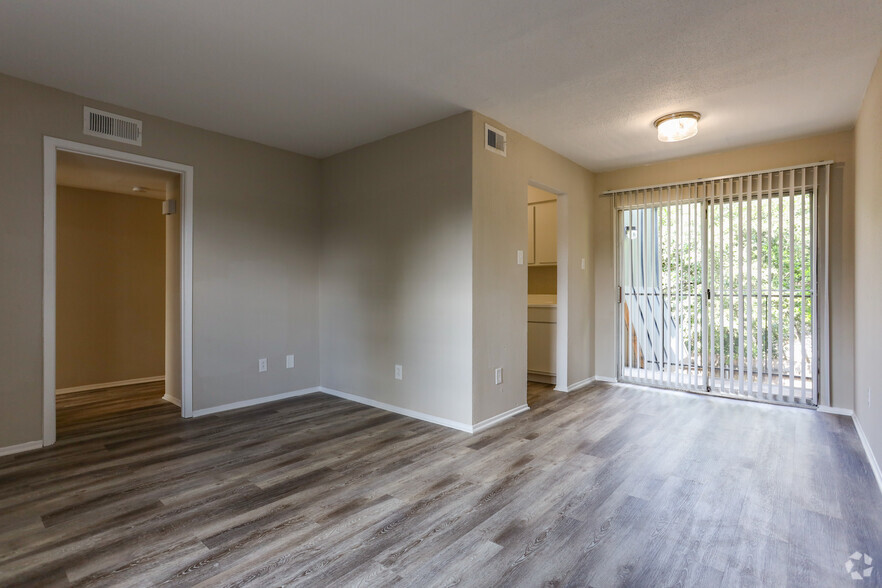 2 BR, 1 BA - 850 SF - The Oaks At Moritz Apartments