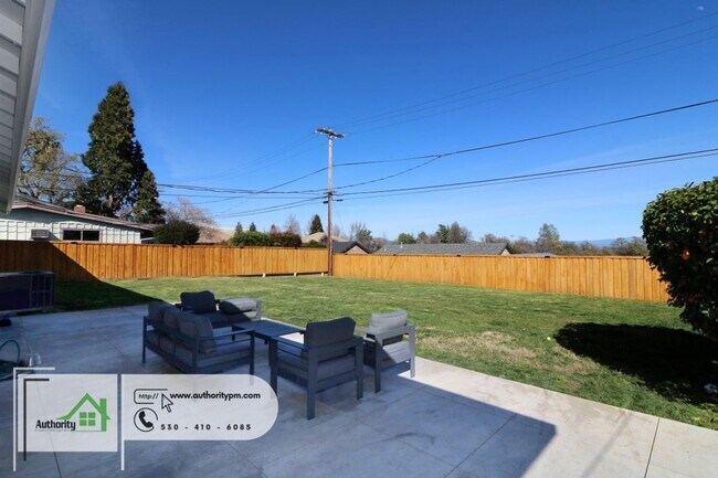 Building Photo - 1225 Manzanita Hills Ave