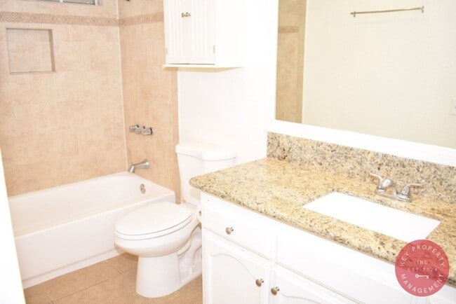 Building Photo - Charming 3-Bedroom Condo in the Heart of L...