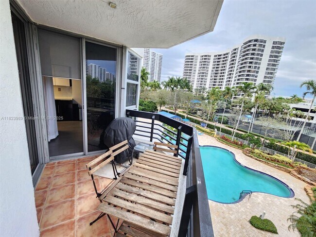 Building Photo - 3500 Mystic Pointe Dr