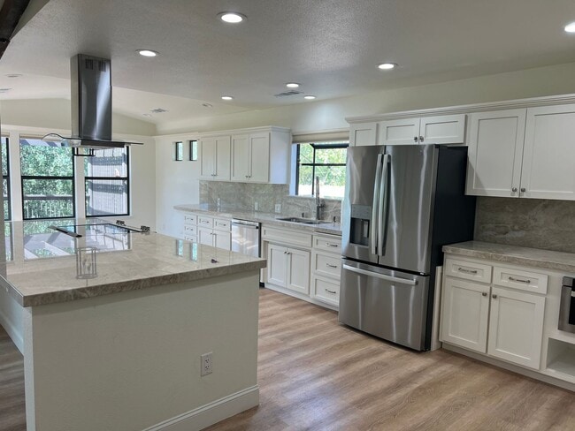 Building Photo - Beautiful Updated West Redding Home!
