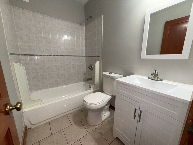 Building Photo - three Bedroom Home In Baltimore city