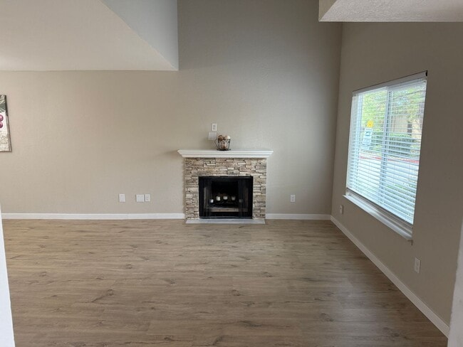 Building Photo - Updated 3 Bedroom 2.5 Bath 2 Story Condo F...