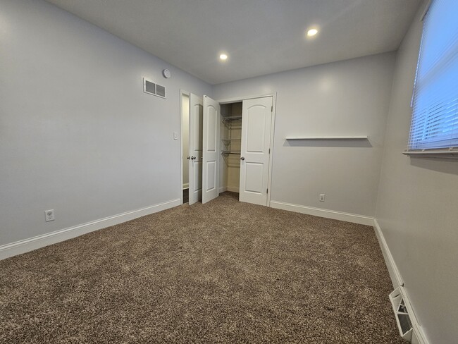 Building Photo - 9536 Elmwood Dr