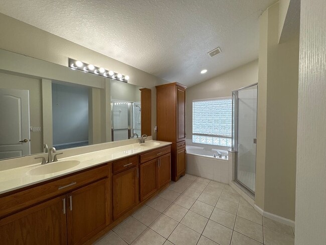 Building Photo - 3 Bedroom 2 Bathroom in Clermont