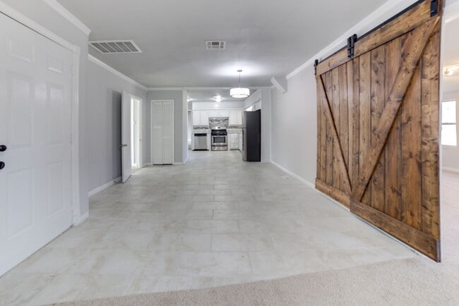 Building Photo - Stunning 4 Bed 3 Bath Home on Quiet Street!