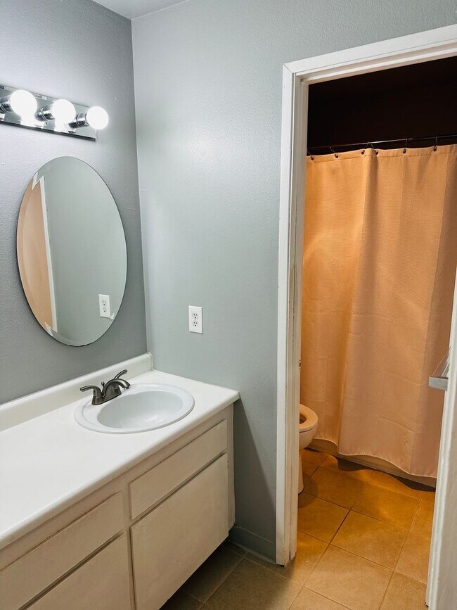 Building Photo - Charming Condo Conveniently Located