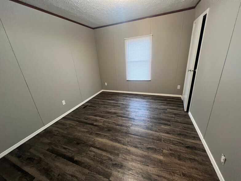 Building Photo - 58 Locust St