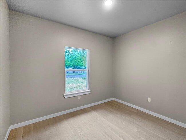 Building Photo - 412 N Bickford Ave
