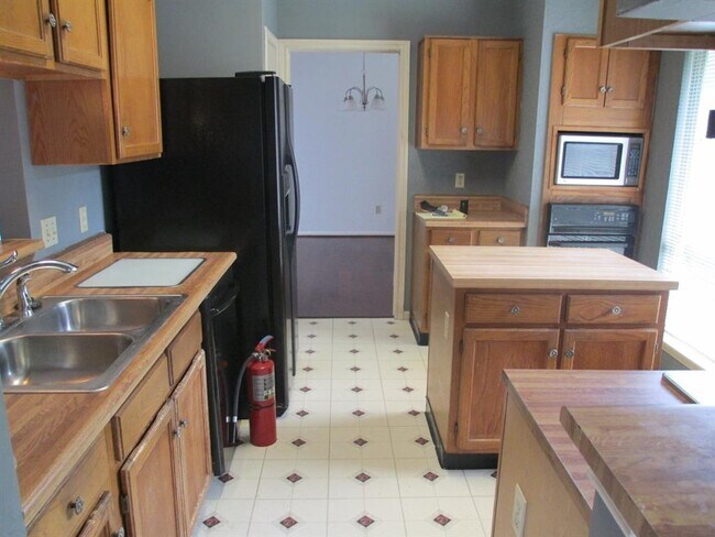 Building Photo - 16022 Sierra Vista Dr