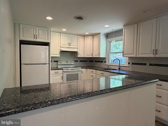 Building Photo - 319 Meetinghouse Ln