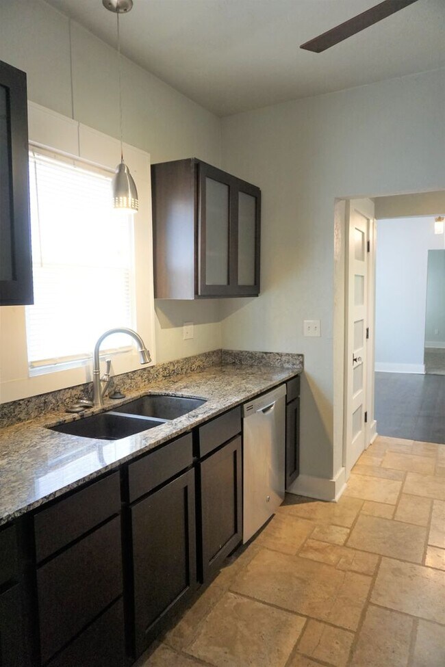Building Photo - 2 BED 1 BATH DUPLEX MESTA PARK