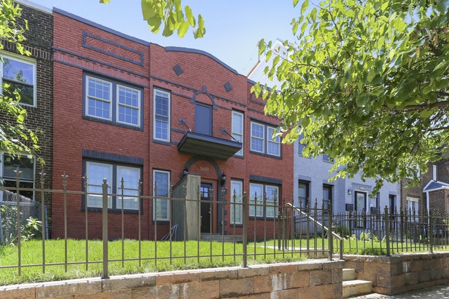 Primary Photo - Lauravin Luxury Apts IV