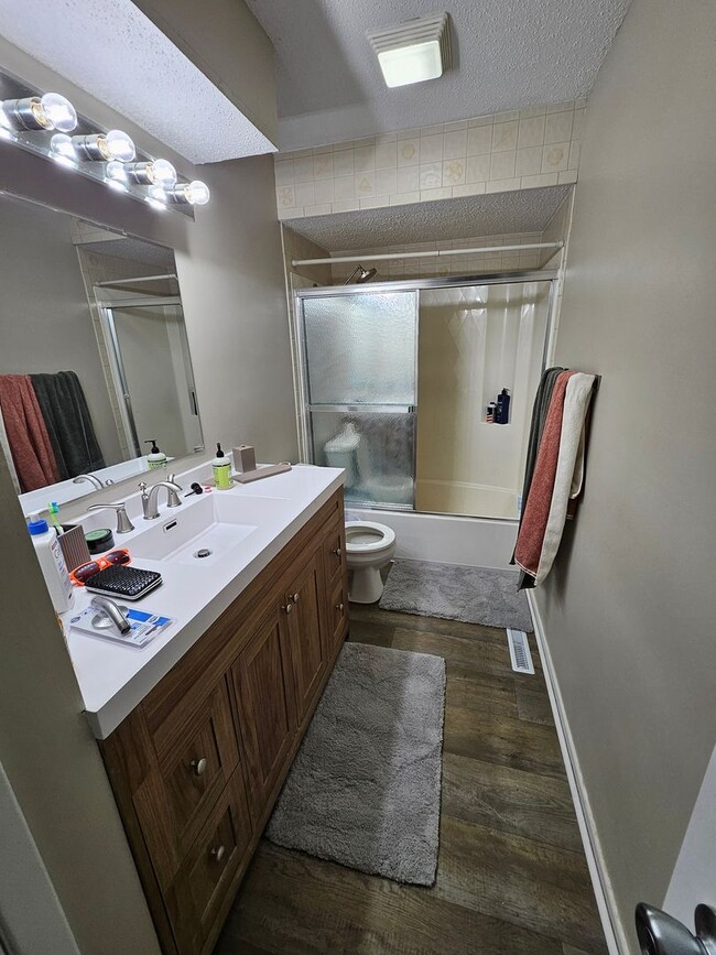 Building Photo - Pet friendly split-level 3 bedroom, 1 bathroom bi-attached home!