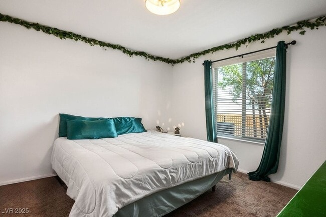 Building Photo - 611 Sedum Ave.