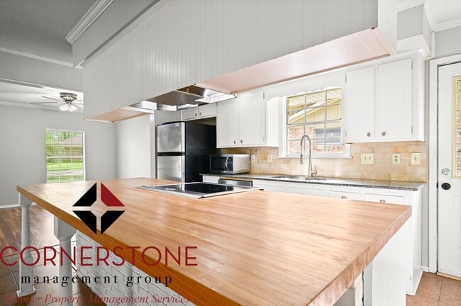 Building Photo - 4 Bed / 2 Bath | $2,000/mo | Move-in Ready
