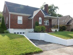 Building Photo - 3 BR home with fantastic location in the h...