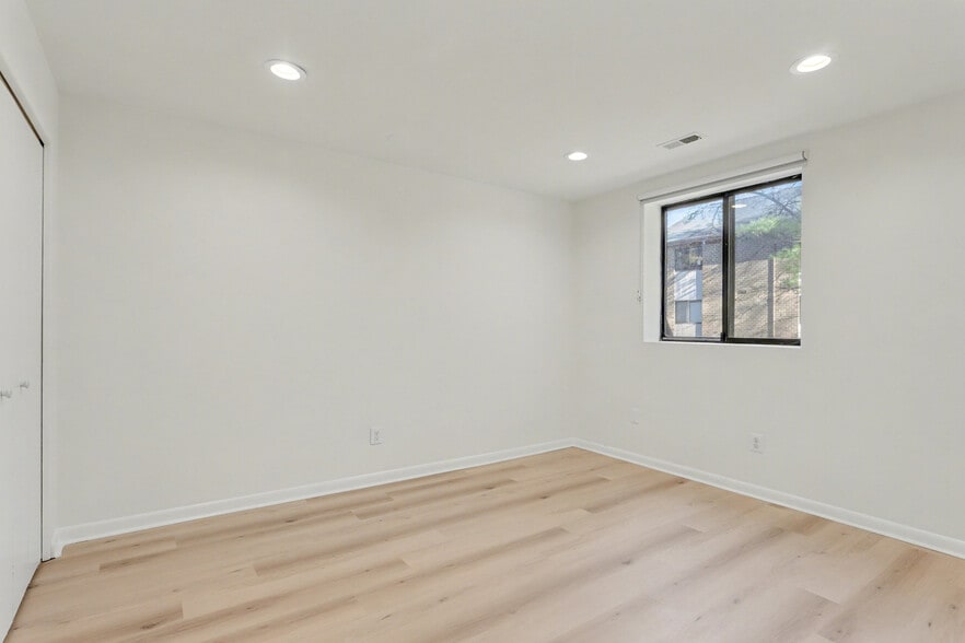 Building Photo - 13 Mullingar Ct