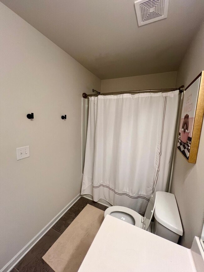 Building Photo - 1 MONTH FREE! 3 Bedroom Townhome in Oakwood!