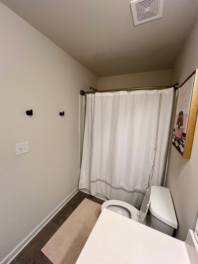 Building Photo - 3 Bedroom Townhome in Oakwood!