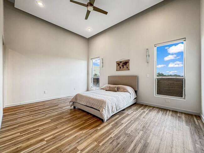 Building Photo - Modern 3-Bed / 3-Bath Home with Pool!
