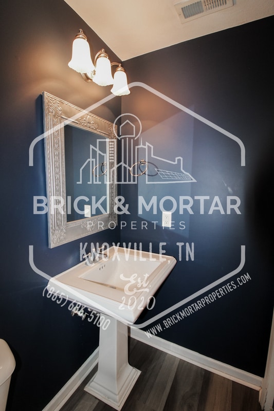 Building Photo - 900 Glendower Way