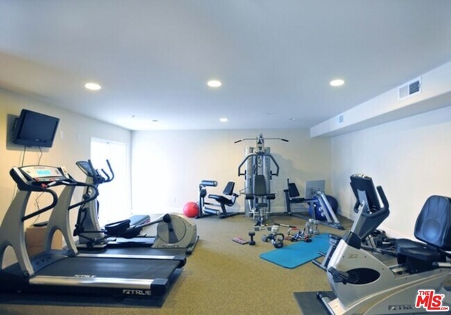 Building Photo - 7249 Franklin Ave