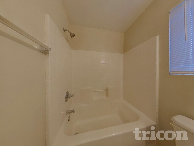 Building Photo - 1388 S Portland Ave