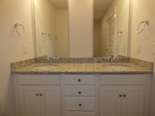 Building Photo - Stunning Townhome - End Unit