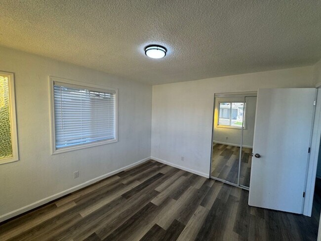 Building Photo - 624 Berrydale Ave
